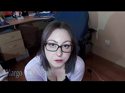 ❤️ 性感的眼镜女孩在镜头前深深地吸吮假阳具 ️ Porno fb ❌️