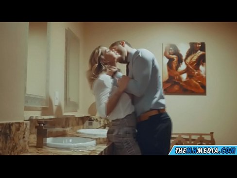 ❤️ 当一个胸大无脑的金发女郎在公共厕所里勾引你时 ️ Porno fb ❌️